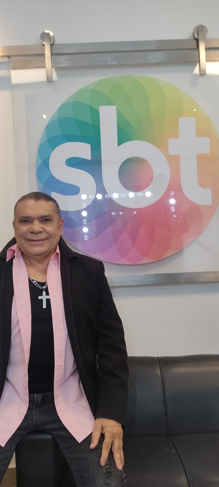 Tonyan diante da marca do SBT